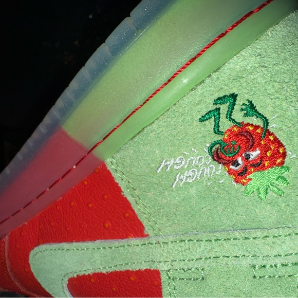 Nike SB Dunk High Strawberry Cough